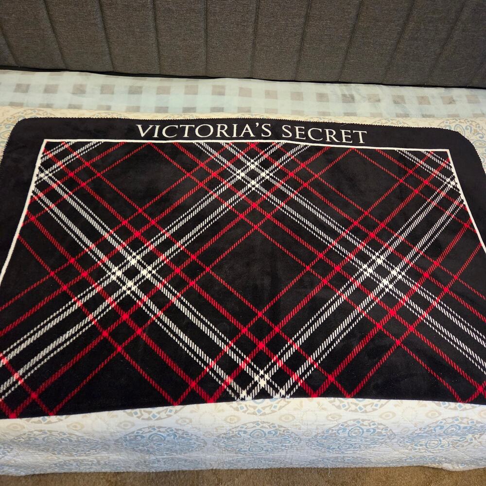Victoria Secret Black and Red Plaid Holiday Fleece Throw Blanket 50x60